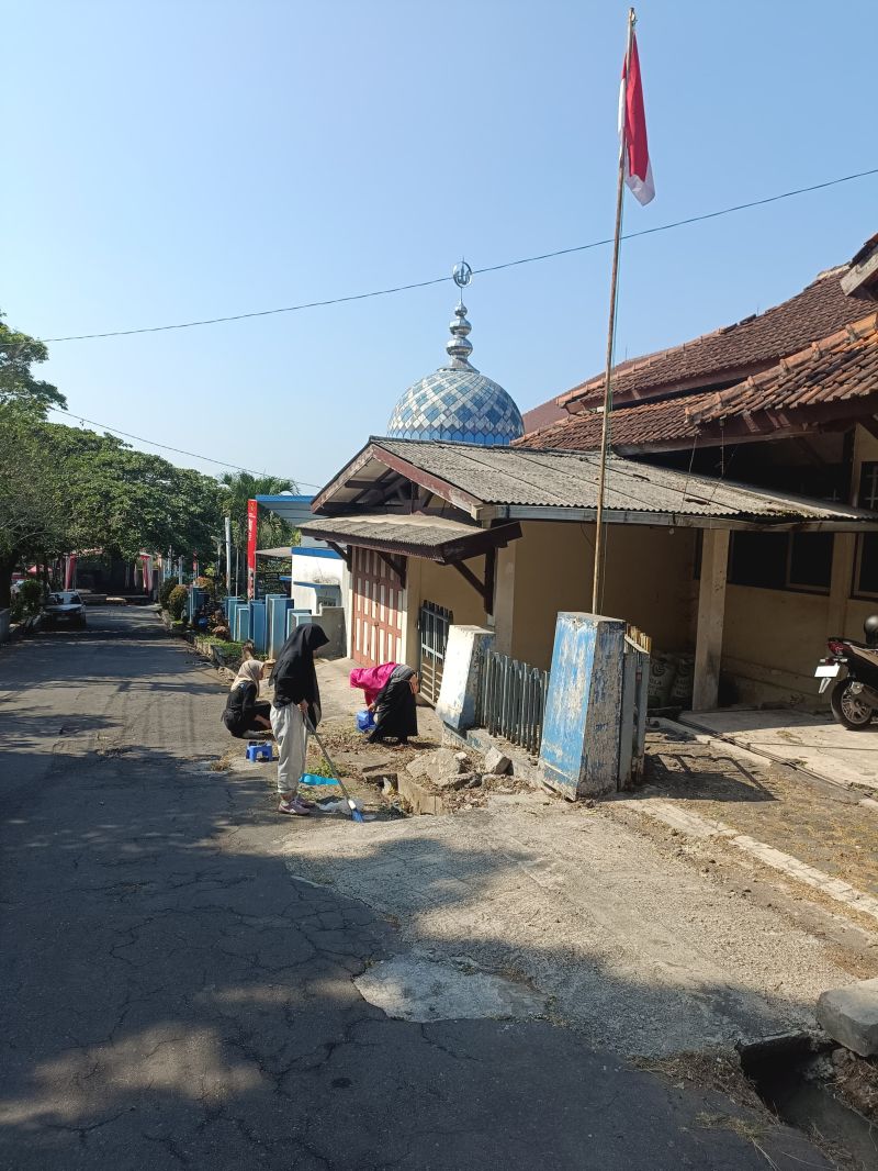 Pembersihan lingkungan luar depot arsip II