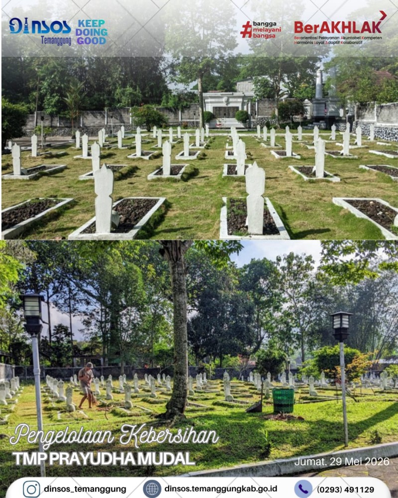 Petugas kebersihan Taman Makam Pahlawan Prayudha Mudal melaksanakan pembersihan area makam dan pembersihan halaman makam