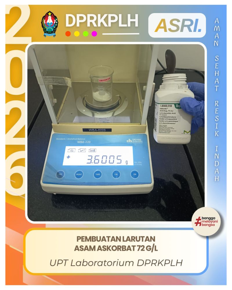 Analis Laboratorium DPRKPLH Lakukan Pembuatan Larutan Asam Askorbat untuk Pengujian Sampel Air