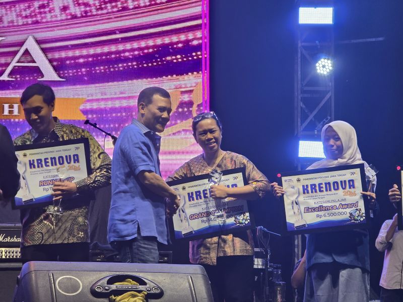 Gubernur Jawa Tengah Memberikan Penghargaan Lomba Kreativitas dan Inovasi Masyarakat (KRENOVA) Jawa Tengah Tahun 2026, Kepada Inventor dari Kabupaten Temanggung Eka Ratnawati, Endang Susilowati dan Windu Darojat dan  Yenita Sihombing dengan Inovasi Rompi Oksitosin Elektrik