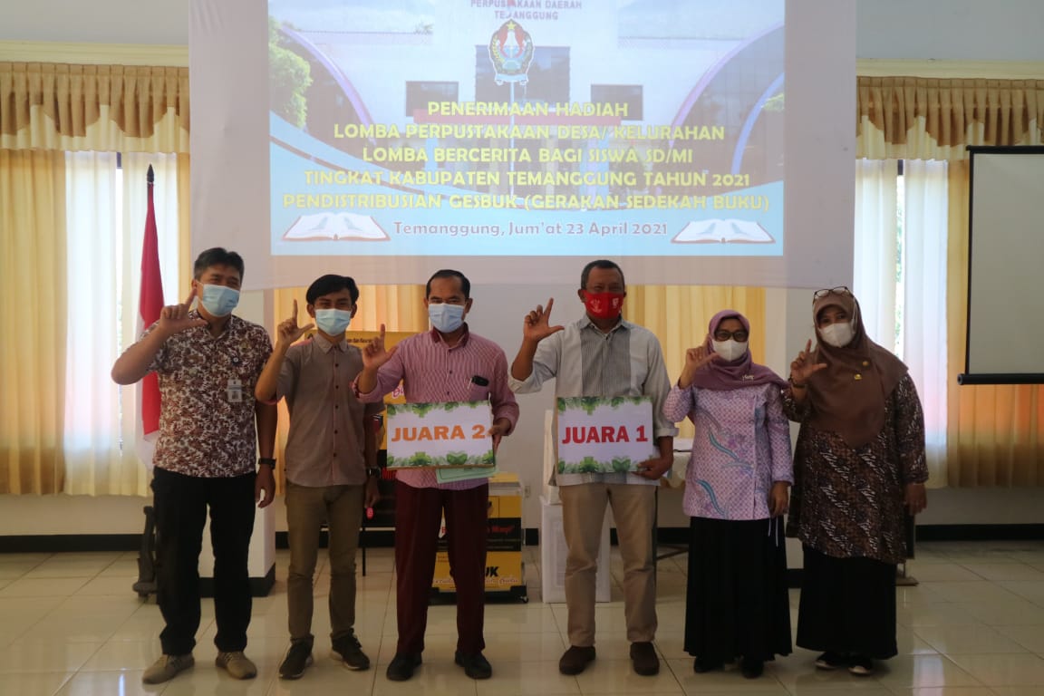 PENERIMAAN HADIAH LOMBA PERPUSTAKAAN DESA/KELURAHAN DAN LOMBA BERCERITA BAGI SISWA SD/MI TINGKAT KABUPATEN TEMANGGUNG TAHUN 2021 SEKALIGUS PENDISTRIBUSIAN GESBUK (GERAKAN SEDEKAH BUKU)